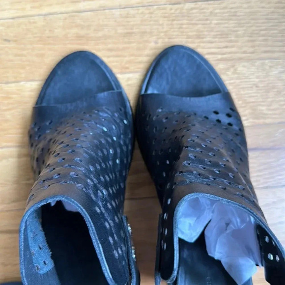 Rag & Bone NY black leather open toe heels side buckle great pre owned condition - Picture 5 of 10